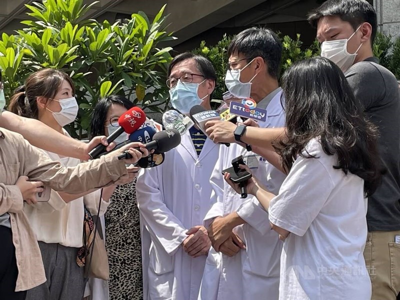 台北市副市長蔡炳坤右腦出血性中風,聯合醫院仁愛院區主治醫師林文雄(中)12日表示,目前持續鎮靜治療中,病人在此狀況下會處於深度昏迷。中央社記者陳昱婷攝 111年7月12日