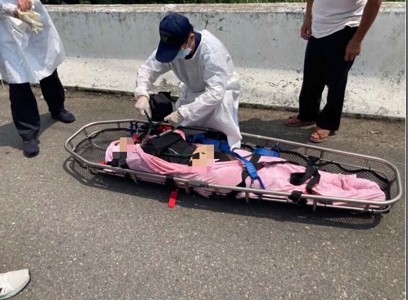 嘉義縣警察局民雄分局表示,9日獲報仁弘橋上停放1部機車,但未看見騎車的人,警方發現騎車的女子竟在橋下溪裡載浮載沉,通報消防人員前來救援,消防人員以吊掛方式將人從溪中救起送醫,幸無大礙。(消防局提供)中央社記者蔡智明傳真 111年7月12日