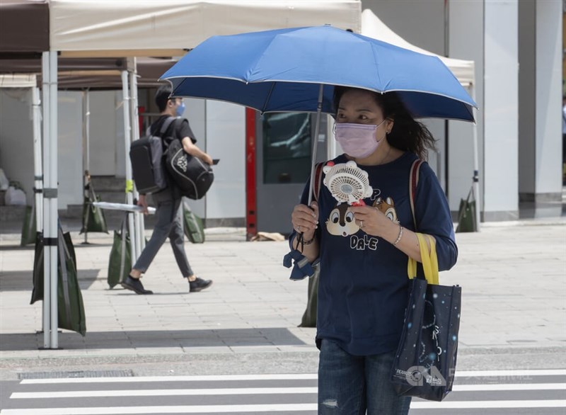 氣象局12日提醒雙北等8縣市防高溫，花蓮可能出現38度極端高溫。圖為台北市西門町商圈民眾。（中央社檔案照片）