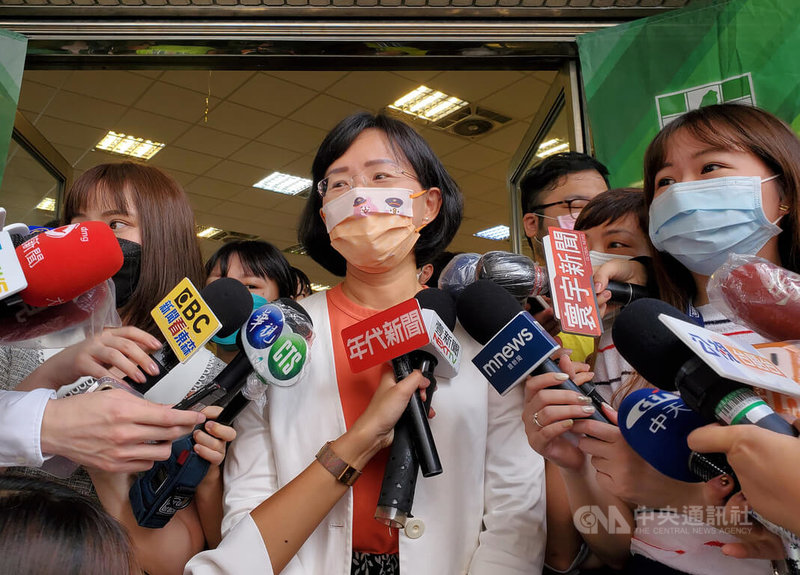 民進黨選對會建議徵召前交通部長林佳龍參選新北市長；黨籍立委蘇巧慧（中）12日接受媒體聯訪表示，這場仗不好打，大家都會全力以赴；新北市是重要城市，林佳龍是黨內優秀的人，相信一定會團結打贏這場選戰。中央社記者王鴻國攝  111年7月12日