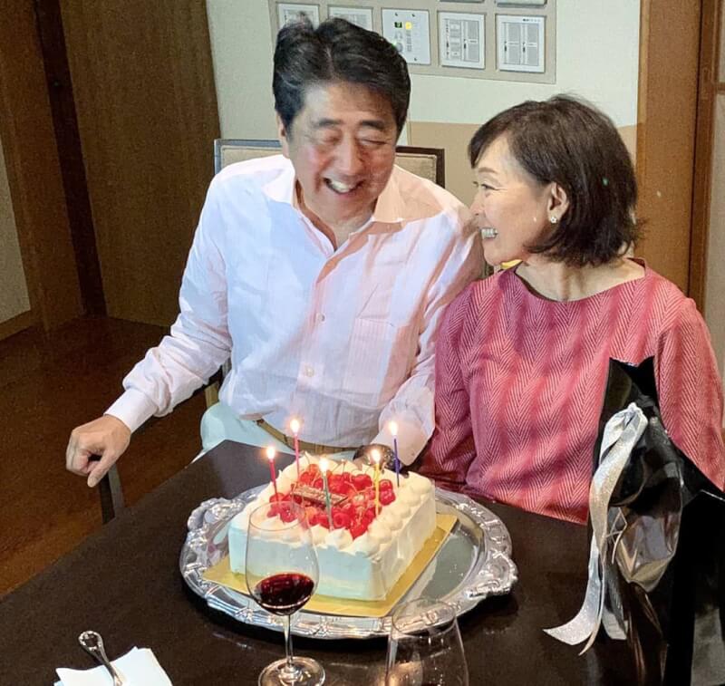 安倍昭惠常在Instagram分享生活照。圖為安倍夫婦慶祝32週年結婚紀念日。（取自instagram.com/akieabe）