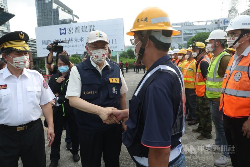 台北市長柯文哲(前左2)12日在大直英迪格酒店,出席台北市111年災害防救演習,並向參與演練的消防救護人員致意。中央社記者吳家昇攝 111年7月12日