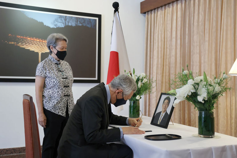 新加坡總理李顯龍12日在夫人何晶陪同下，到日本駐新加坡大使山崎純的官邸向安倍晉三致意並在弔唁冊上留言。（新加坡通訊及新聞部提供）中央社記者侯姿瑩新加坡傳真  111年7月12日