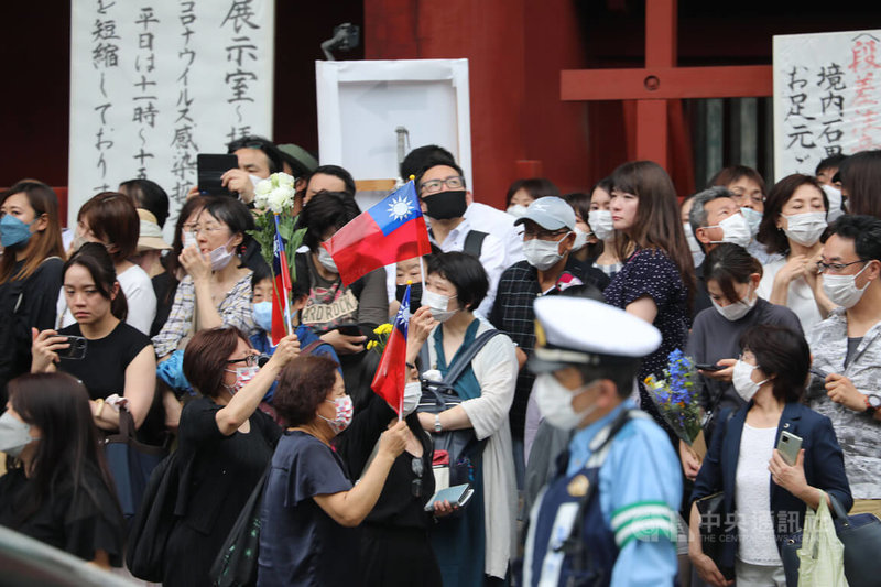 日本前首相安倍晉三8日遭槍擊身亡，其家屬12日在增上寺舉辦喪禮，有包括副總統賴清德等1000人出席。靈柩車啟程後，眾多日人、旅日台僑來送別。中央社記者楊明珠東京攝 111年7月12日