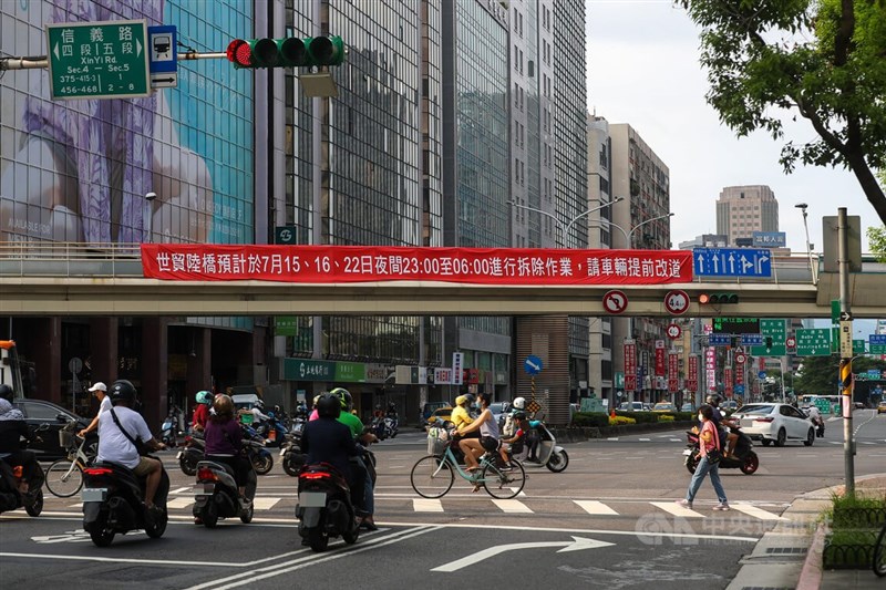 位於台北市信義區信義路與基隆路交叉口的世貿人行天橋將退役,台北市新工處12日將天橋封閉並以紅布條掛出公告,預計自15日起利用連續2個週末晚間至週日凌晨分批拆除。中央社記者裴禛攝 111年7月12日