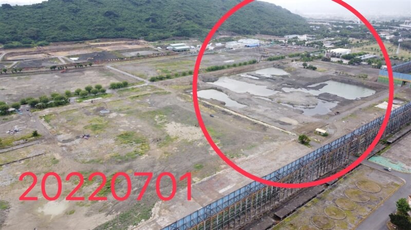 中油勞宅自救會12日指出,台積電將進駐的中油高煉廠第三區近日嚴重積水。(中油勞宅自救會提供)中央社記者曾以寧傳真 111年7月12日