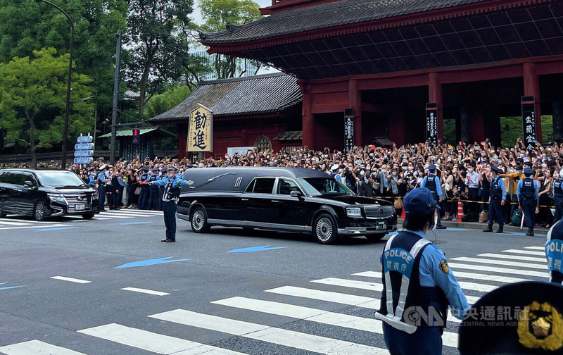 日本前首相安倍晉三8日遭槍擊身亡，他家屬11日在增上寺辦守靈夜，12日喪禮有包括副總統賴清德等1000人出席。靈柩車從增上寺出發後，民眾喊「安倍桑，謝謝」。中央社記者楊明珠東京攝 111年7月12日