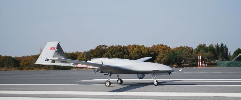 圖為土耳其製的拜拉克塔(Bayraktar)武裝無人機。(圖取自維基共享資源;作者Bayhaluk,CC BY-SA 4.0)