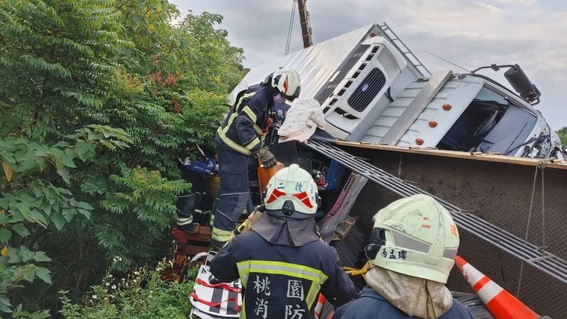 國道1號南向楊梅路段74.5公里處12日清晨發生車禍,大貨車與施工小貨車擦撞後衝向外側護欄,造成1人死亡、1人受傷。(桃園消防局提供)中央社記者葉臻傳真 111年7月12日
