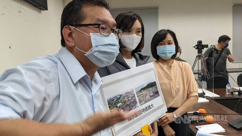 中油後勁勞宅自救會長徐嘉志(左)12日出席記者會表示,高煉廠第三區土地從4月起積淹水越來越嚴重,質疑可能是含有污染物的地下水。中央社記者曾以寧攝 111年7月12日