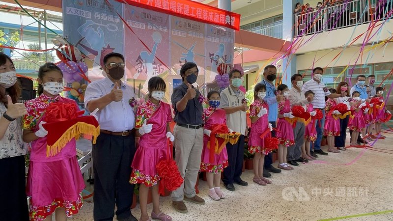 金門縣開瑄國小校舍及戶外運動場新建工程落成典禮12日舉行,縣長楊鎮浯(左9)肯定校方同時辦理周邊綠美化景觀等工程,拉進校園和社區居民的關係。中央社記者黃慧敏攝 111年7月12日