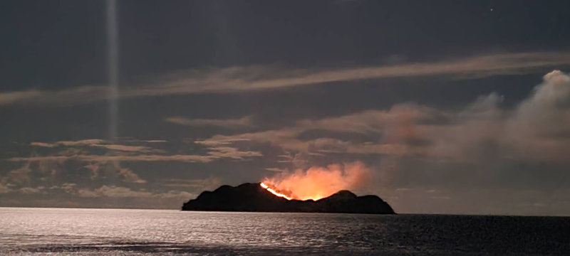 距離蘭嶼約3浬的無人島小蘭嶼12日晚間發生火警。（民眾提供）中央社記者盧太城台東傳真 111年7月12日