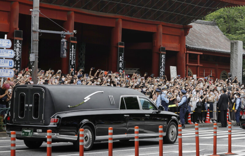 已故日本前首相安倍晉三告別式12日結束，大批民眾在增上寺外目送靈柩車離開。（共同社）