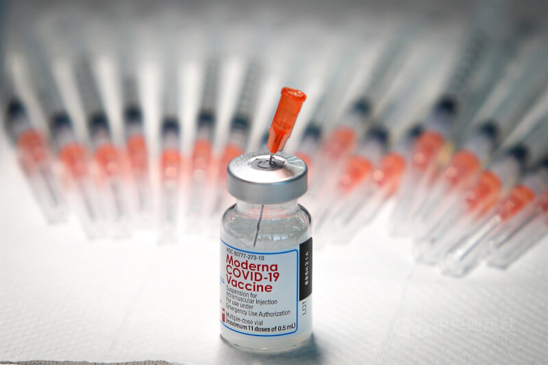 美國藥廠莫德納12日表示正在開發2款Omicron病毒株的候選疫苗，一款用來對付亞型變異株BA.1，另一款則用來對付BA.4和BA.5。（中央社檔案照片）