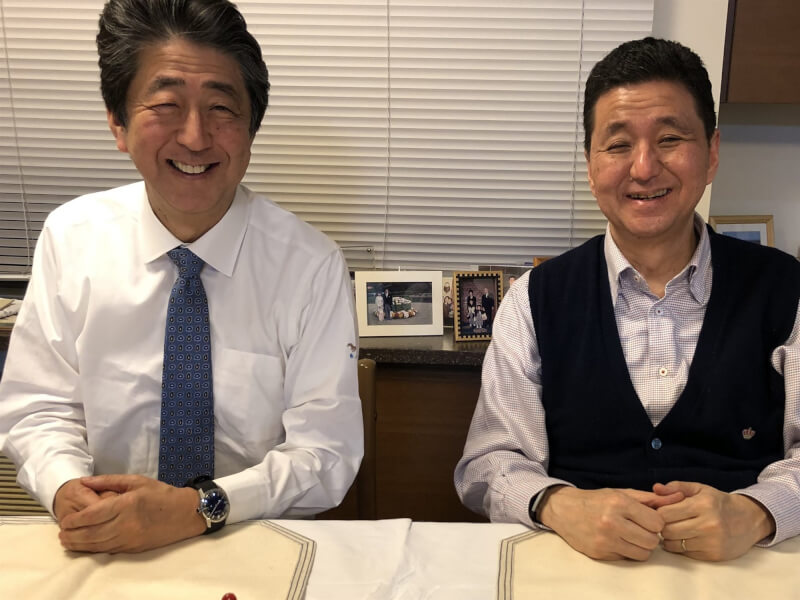 日本已故前首相安倍晉三（左）胞弟岸信夫（右）首度發文悼念哥哥辭世。（圖取自twitter.com/KishiNobuo）