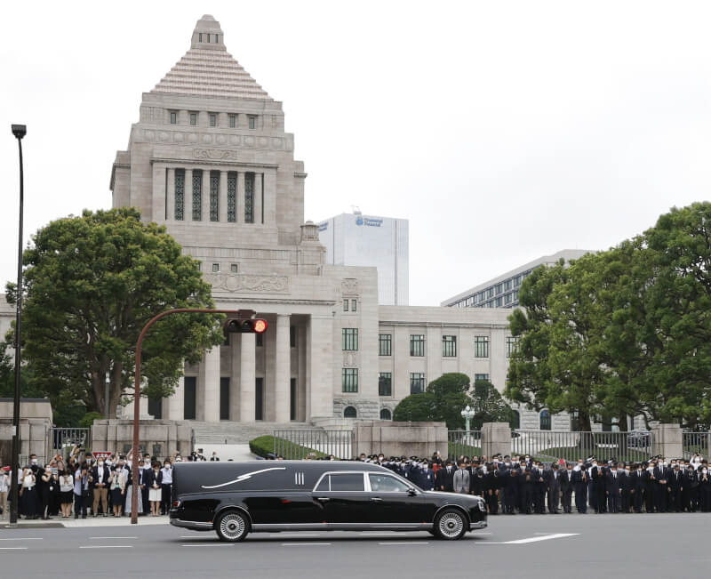 日本前首相安倍晉三遇刺身亡，12日喪禮結束後，靈柩車行經國會議事堂。（共同社）
