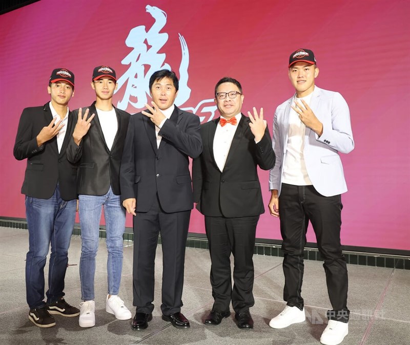 中華職棒選秀會,11日味全龍隊首輪選進具有旅外資歷的投手林凱威,第7輪指名台大學霸投手藍翊誠是亮點,總教練葉君璋開玩笑說遺憾是名單上找不到林子偉。圖為葉君璋(中)與領隊丁仲緯(右2)與選入的新秀合影。中央社記者張新偉攝 111年7月11日