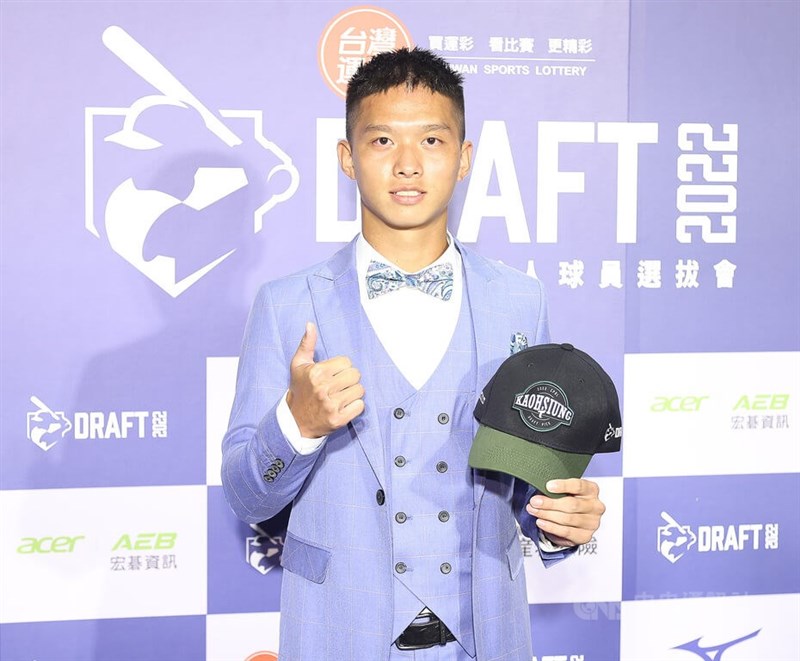 中華職棒選秀會11日在台中舉行,平鎮高中游擊手曾子祐成為台鋼雄鷹首任狀元,曾子祐表示,走上台的那段路很不真實,職棒是一直以來的夢想,可以當選秀狀元是肯定,希望未來繼續加油。中央社記者張新偉攝 111年7月11日