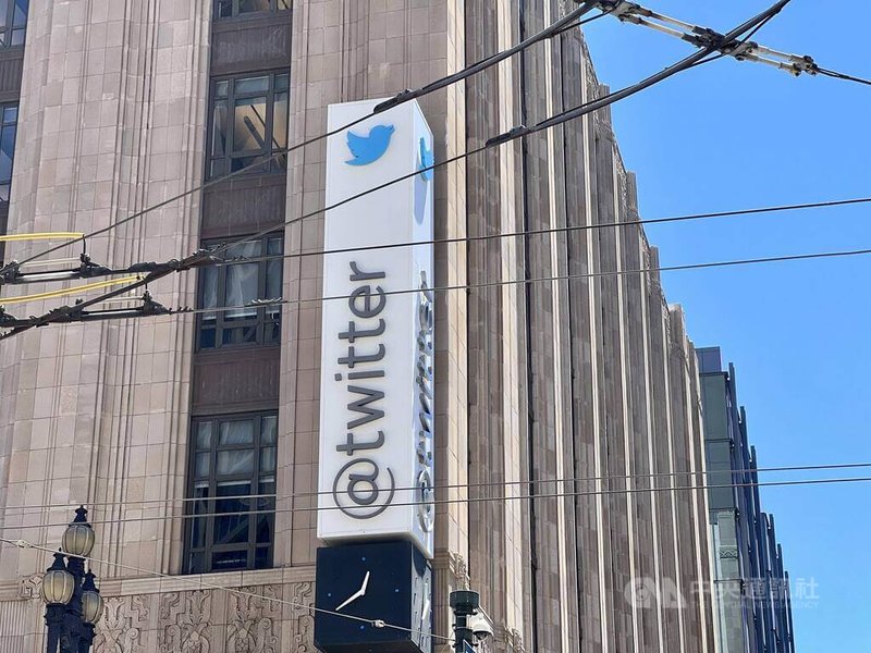 世界首富馬斯克7月8日宣布終止購買社群平台推特，這讓440億美元的交易案破局，雙方必須走上法庭，也為總部設在舊金山的推特發展帶來變數。圖攝於7月10日舊金山市場街。中央社記者周世惠舊金山攝  111年7月13日