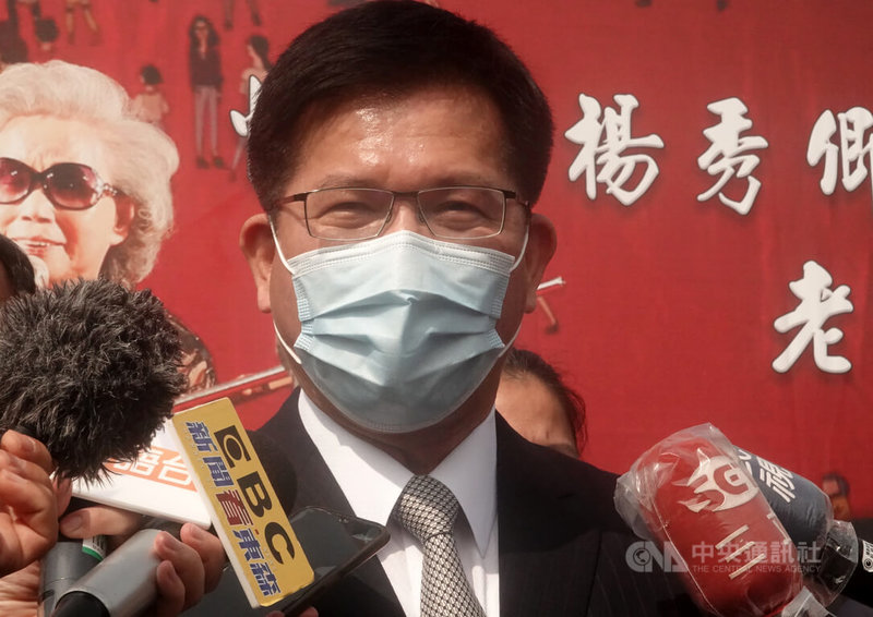 重要傳統表演藝術「說唱」保存者楊秀卿辭世,家屬13日在基隆市立殯儀館懷恩廳舉辦告別式,無任所大使林佳龍(圖)出席致意,他表示,楊秀卿過去的創作應以國家力量保存,整理過後一代接一代讓唸歌文化傳承下去。中央社記者王朝鈺攝 111年7月13日