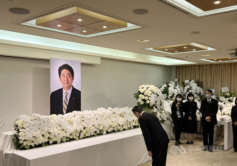 民進黨桃園市長參選人林智堅13日到日台交流協會向安倍遺像鞠躬，留言「無限的追思，感謝您對台灣民主的支持」。中央社記者黃雅詩攝  111年7月13日