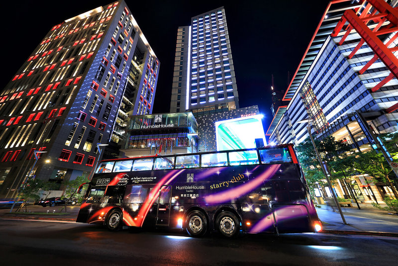 寒舍艾麗酒店攜手台北市雙層觀光巴士與Youbon星全安票券網打造「星空巴士」，將於15日起啟動。（寒舍艾麗酒店提供）中央社記者余曉涵傳真  111年7月13日