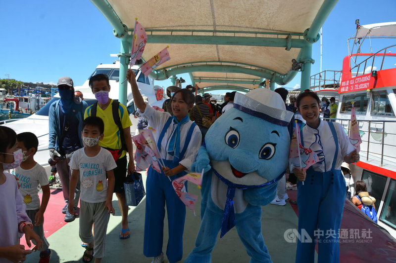 交通部觀光局15日起推出悠遊國旅補助方案，主題樂園可享門票平日3折優惠，花蓮遠雄海洋公園加碼推出抽獎活動，且票價還可全額折抵賞鯨船票，最多只要花新台幣900元就可賞鯨、海洋公園玩透透。中央社記者張祈攝  111年7月13日