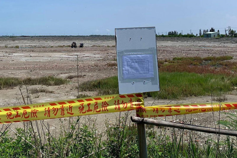 多個保育團體組成「七股將軍鹽灘地濕地復育聯盟」，認養台南七股鹽場鹽灘地協助維護生態，但巡守人員發現近日有部分攝影者無視封鎖線與告示，闖入生態敏感區拍攝小燕鷗育雛，呼籲攝影者應遵守規範，避免打擾繁殖中鳥類。（台灣黑面琵鷺保育學會提供）中央社記者楊思瑞台南傳真  111年7月13日