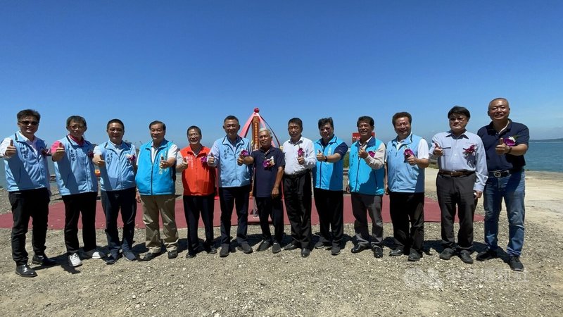 金門料羅港區北碼頭區圍堤造地工程13日舉行開工典禮 ,金門縣長楊鎮浯(左6)、行政院金馬聯合服務中心執行長翁明志(左5)等人出席見證並合影。中央社記者黃慧敏攝 111年7月13日