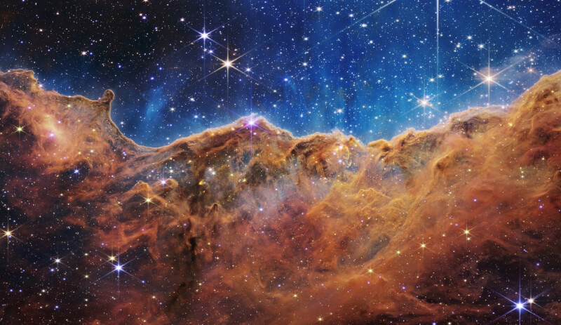 美國國家航空暨太空總署釋出的詹姆斯韋伯太空望遠鏡次批影像，包括「船底座星雲」一個名為NGC 3324恆星形成區域中的「山脈」和「山谷」，這座「宇宙懸崖」距離地球7600光年。（圖取自facebook.com/NASAGoddard）