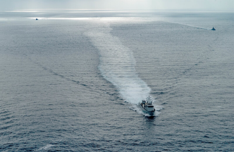 美國太平洋艦隊司令表示，2022年環太平洋軍事演習並非設計用來抗衡或威脅中國。圖為美艦6月29日航行太平洋。（圖取自facebook.com/RimofthePacific）