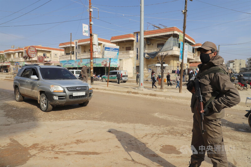 美國軍方12日表示，敘利亞境內伊斯蘭國（ISIS）領導人阿蓋爾在美軍發動的無人機空襲中喪命。圖為荷槍士兵在敘利亞阿夫林巿中心主要道路上站崗，安全戒備不鬆懈。（中央社檔案照片）