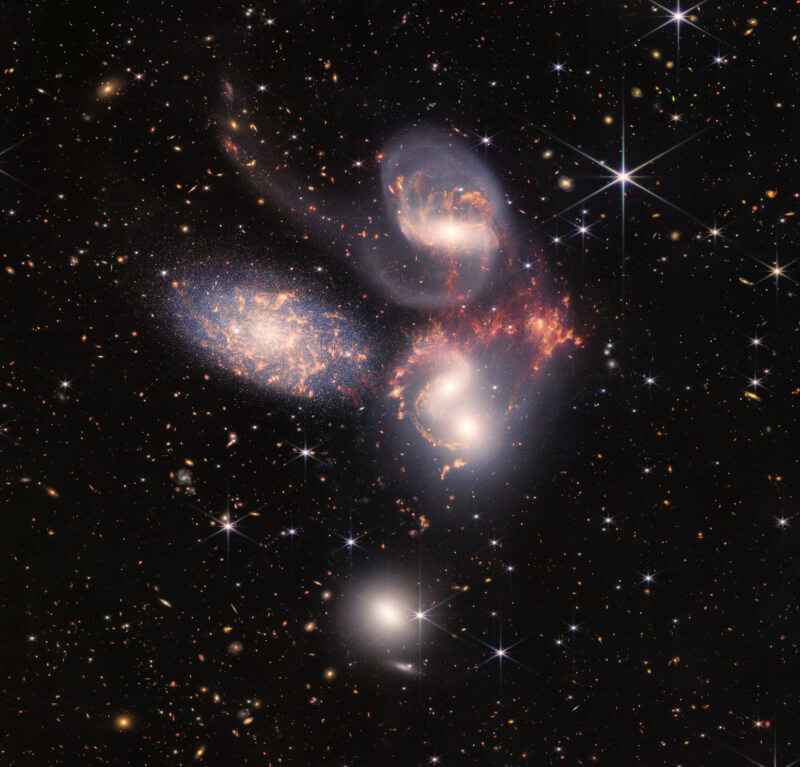 韋伯太空望遠鏡揭露了「史蒂芬五重星系群」的5個星系有4個過去反覆近距離接觸,讓人一窺宇宙最初早期星系組成的方式。(圖取自facebook.com/NASAGoddard)
