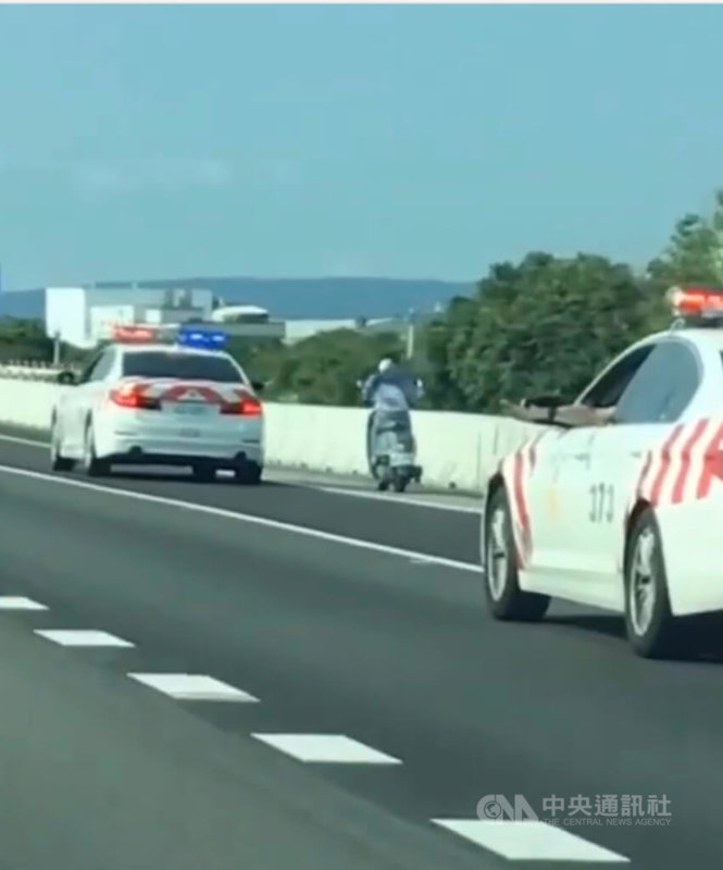 國道警方12日下午在中山高北上員林路段,發現有女騎士騎機車上國道,警方出動4輛警車前往攔截,但女騎士在車陣中穿梭,警車追了30多公里,還是讓女騎士從大雅交流道逃逸。(翻攝照片)中央社記者吳哲豪傳真 111年7月13日