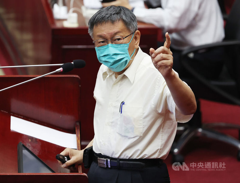 台北市長柯文哲14日下午率台北市政府局處首長赴北市議會施政報告,這也是他任內最後一次赴議會施政報告。中央社記者張新偉攝 111年7月14日