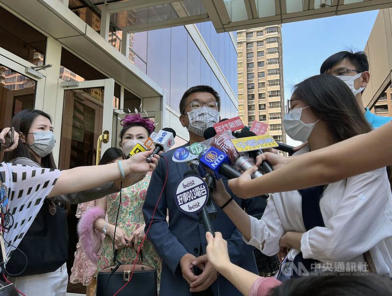 民進黨台中市長參選人蔡其昌(左3)14日在台中受訪表示,衛福部長陳時中肯定台中市長盧秀燕防疫表現,是跟其他縣市首長比,但盧秀燕跟他比,陳時中就會感謝他,因為他可以做得比盧秀燕更好。中央社記者郝雪卿攝 111年7月14日