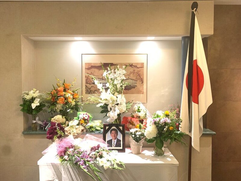 駐洛杉磯日本總領事館11、12日兩天設置弔唁處，擺設已故前日本首相安倍晉三的照片與弔唁冊，供人追思。（日本總領館提供）中央社記者林宏翰洛杉磯傳真  111年7月14日