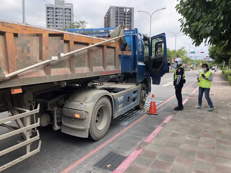 新北市板橋警分局13日下午2時至6時在板橋區板城路新北果菜市場前，以活動地磅執行取締砂石大貨車超載勤務；活動地磅機動性高、科學儀器執法沒有模糊空間。（警方提供）中央社記者黃旭昇新北傳真  111年7月14日