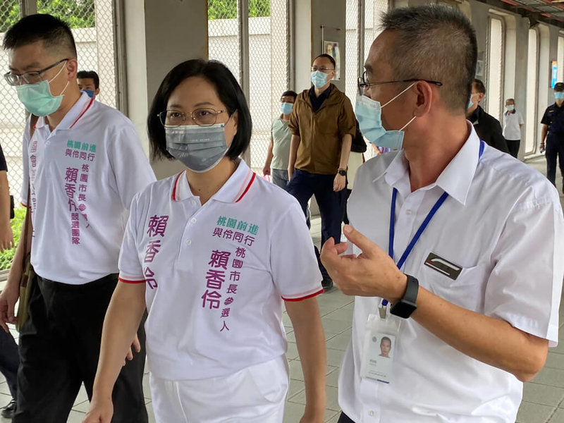 台鐵桃園火車站冷氣故障，修復時間恐需200天引議。民眾黨桃園市長參選人賴香伶（前中）14日到場會勘，要求台鐵縮短工期、研議替代方案。（賴香伶團隊提供）中央社記者葉臻傳真  111年7月14日