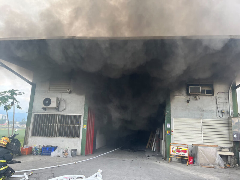 宜蘭縣消防局14日中午獲報,五結鄉福德路一家木材加工廠發生火警,隨即派員馳援,現場黑煙不斷竄出,火勢在下午1時許控制,確切起火原因仍待調查。(宜蘭縣消防局提供)中央社記者沈如峰宜蘭縣傳真 111年7月14日