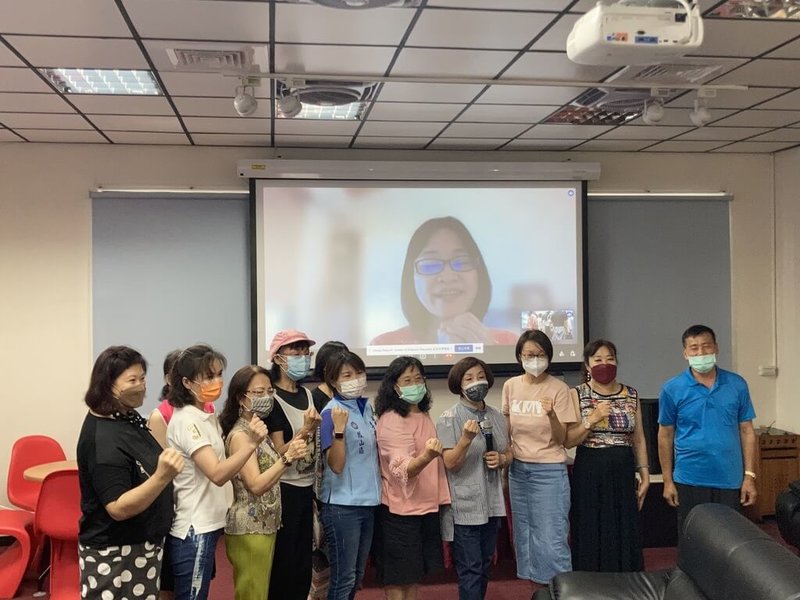 國民黨高雄市長參選人柯志恩(大銀幕上)確診COVID-19第4天,快篩仍是陽性,高雄市議會國民黨團總召童燕珍(右4)、立委吳怡玎(右3)及數名幼教、婦女團體代表,14日以視訊方式送暖柯志恩。(高雄市議會國民黨團提供)中央社記者蔡孟妤傳真 111年7月14日