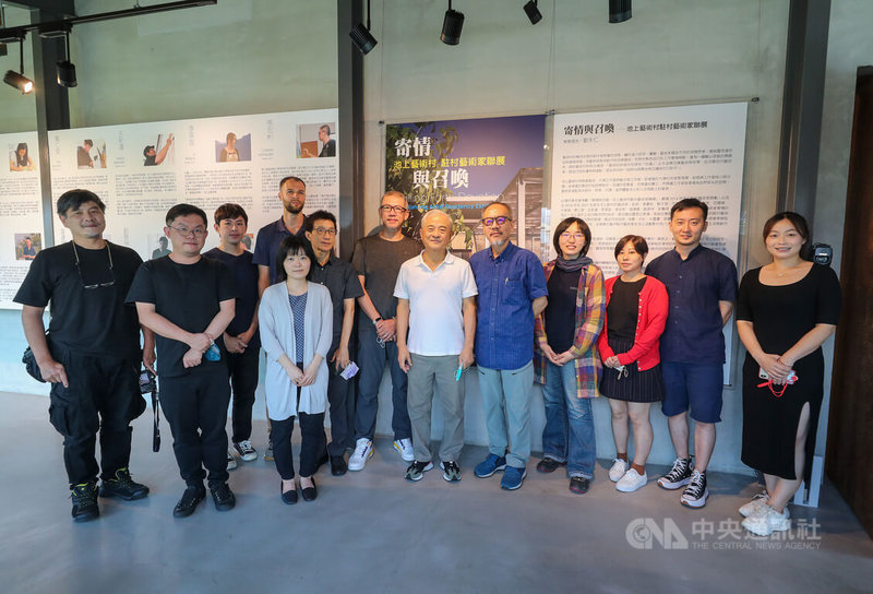 台灣好基金會在台東池上穀倉藝術館舉辦「寄情與召喚—池上藝術村駐村藝術家聯展」,基金會董事長柯文昌(右6)14日邀請多名藝術家出席記者會,分享在池上創作的故事與感動。中央社記者裴禛攝 111年7月14日