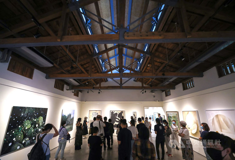 「寄情與召喚一池上藝術村駐村藝術家聯展」14日在台東池上穀倉藝術館舉行記者會,邀請民眾走訪這座由穀倉改造而成的藝術館,欣賞在地風情創作。中央社記者裴禛攝 111年7月14日