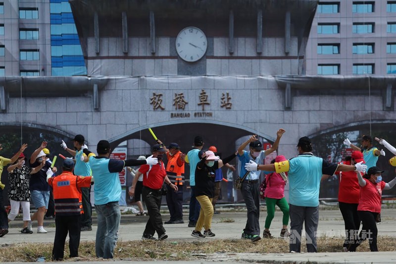 新北市111年度民安8號演習14日下午在塭仔圳重劃區及泰山捷運公園登場,現場立起大型板橋火車站布景,模擬車站發生火災,進行民眾疏散作業。中央社記者趙世勳攝 111年7月14日
