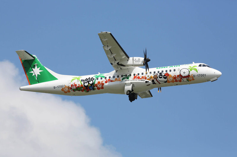 立榮航空機身編號B-17001的ATR72-600「酷企鵝渡假機」，8月3日將執行最後一趟飛行任務，與旅客告別。（立榮航空提供）中央社記者汪淑芬傳真  111年7月14日