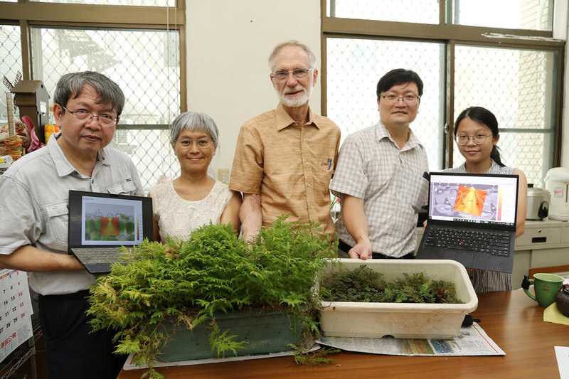 中興大學研究團隊發現卷柏科植物的葉表矽晶體有超越傳統光學的效應,可對在低光環境下如何獲取光線有所啟發,未來可運用在太陽能相關應用研發。圖左起為興大物理系教授施明智、生科系教授許秋容、講座教授Peter Chesson、前瞻中心陳建宇博士、生命科學系碩士生謝佩君。(中興大學提供)中央社記者趙麗妍傳真 111年7月14日