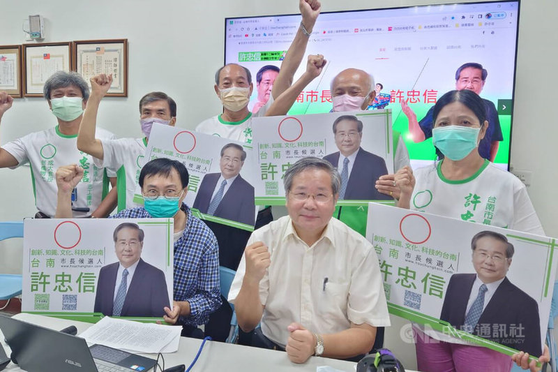 成大法律系教授許忠信(前排中)14日與競選團隊在永康區的服務處舉行記者會,宣布投入2022年底的台南市長選戰。中央社記者楊思瑞攝 111年7月14日