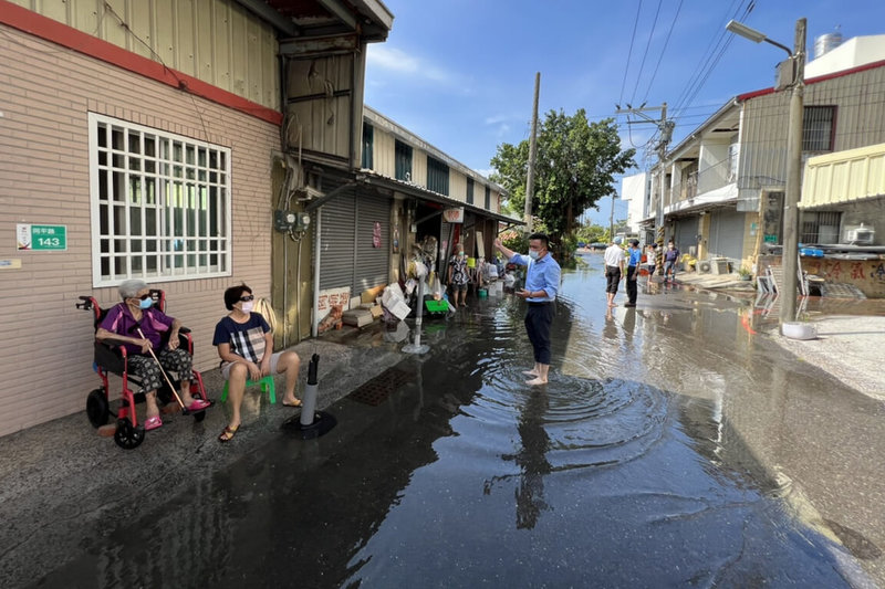 台南市安平区部分地势低漥地区受满潮影响，14日上午出现道路积水情况。（台南市议员李启维提供）中央社记者杨思瑞台南传真  111年7月14日