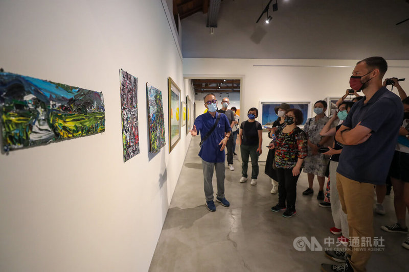 台灣好基金會在台東池上穀倉藝術館舉辦「寄情與召喚—池上藝術村駐村藝術家聯展」,14日邀請策展人劉永仁(前左)與多名藝術家解說創作過程與故事。中央社記者裴禛攝 111年7月14日