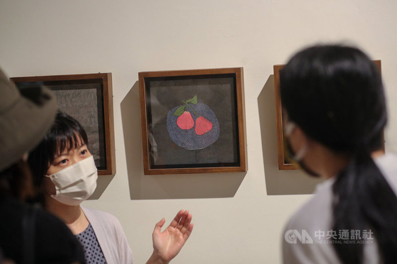 「寄情與召喚—池上藝術村駐村藝術家聯展」持續在台東池上穀倉藝術館展出,台灣好基金會14日特別邀請多名藝術家到場,分享在池上創作的故事與感動。中央社記者裴禛攝 111年7月14日